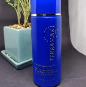 AYUDA A ACLARAR LA PIEL Y EMPAREJAR SU TONO.